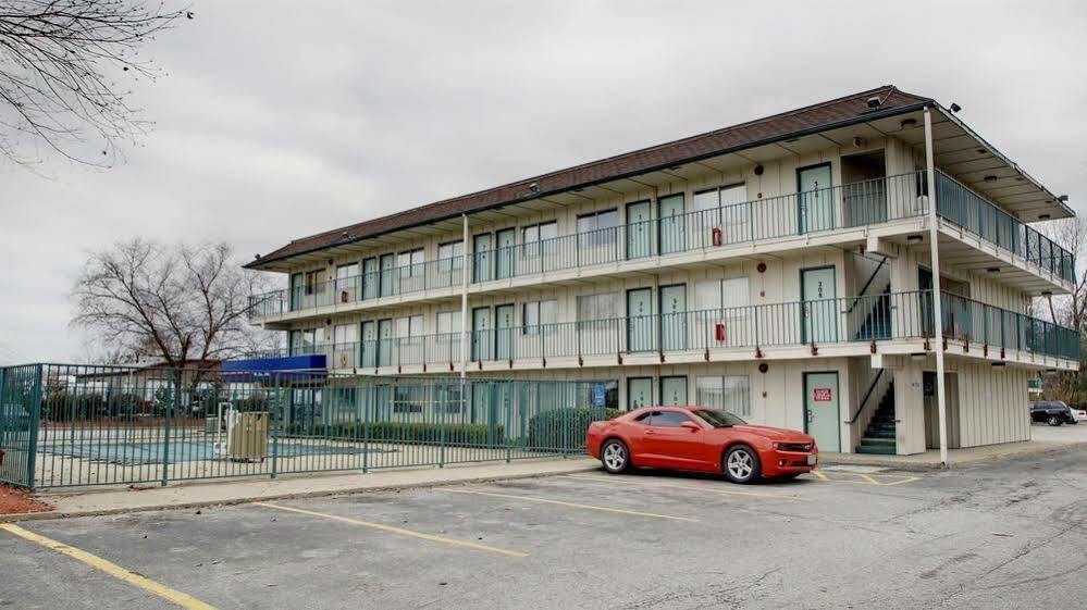 Red Carpet Inn Louisville North -Jeffersonville In Exterior photo